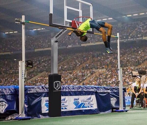 Bios_JBA's tweet photo. Interesting pic from @WelshyKnows! A comparison between the 2.43m jump by Barshim and a basketball hoop! #crazyheight http://t.co/MIIgUckDf6