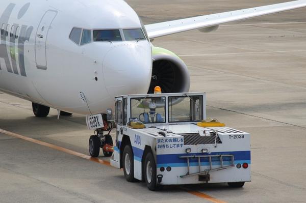 航空宇宙図鑑 A Twitteren トーイングカー 飛行機を駐機場からプッシュバックする牽引車 飛行機はバックできないため エンジンの逆噴射装置を使用すればバックはできるが 効率が悪く危険 このような車両に滑走路手前まで押し出してもらう必要がある Http T Co 航空宇宙図鑑 A Twitteren トーイングカー 飛行機を駐機場からプッシュバックする牽引車 飛行機はバックできないため エンジンの逆噴射装置を使用すればバックはできるが 効率が悪く危険 このような車両に滑走路手前まで押し出してもらう必要がある Http T Co