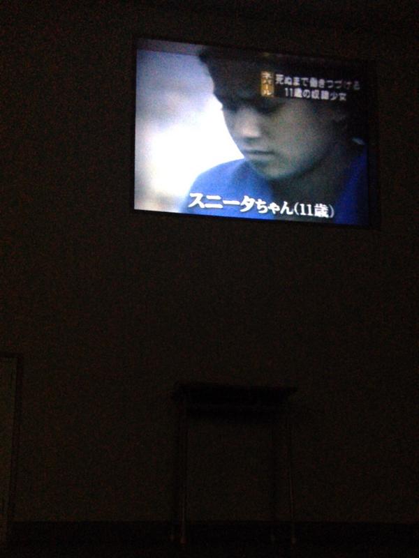 toym__'s tweet photo. 体育の時間にこんなん見せられてる←
薬飲んでるから眠い← http://t.co/0BPVd5lgv6