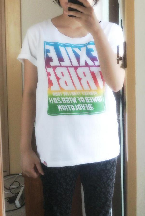 あっこ در توییتر 襟切って袖巻くってみた 襟もうちょっと切る 袖も切った方がいいかな ｘｓでもよかったかもー ㆆ ㆆ Exiletribe ツアーtシャツ Http T Co W7qwi2p65v