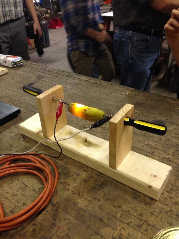 inspyre_hub's tweet photo. We saw a pickle getting fried with electricity at the #saltmaker space tonight. Cool stuff is waiting for you there! http://t.co/0fjjo1lZNx