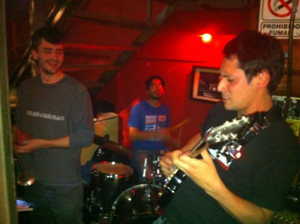 caramelo_seba's tweet image. Caripelas por tres mil #FunkFusion en Guevara pub San Telmo