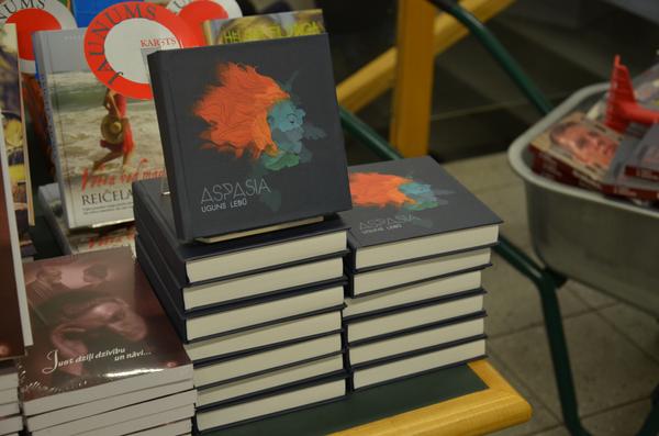 No vakardienas <a href="/valtersunrapa/">Valters un Rapa</a> iespējams iegādāties Aspazijas atdzeju "Uguns ledū". Iemēģinām roku grāmatu dizainā: