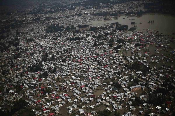 arshadsmohi's tweet photo. An aerial view taken from an #IAF helicopter shows a flooded Srinagar #KashmirFloods @InfoMumbai #RealHeroes http://t.co/QKAGLQrhJv
