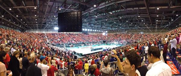 Oliver_Dufour's tweet image. Bien rempli, c'est pas vilain non plus. #daviscup #SUIITA #bombenstimmung