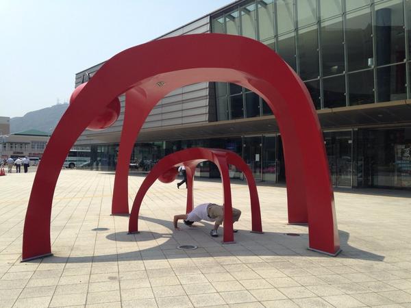 SekaiMenu's tweet photo. JR函館駅を出てすぐの所にあるオブジェの真似をしてみました。
実はこれブリッジでは無いみたいです。
※注意※本人もブリッジ出来てないです(笑)
#SekaiMenu #MenuForAll #hakodate http://t.co/JtcOdvXDl2