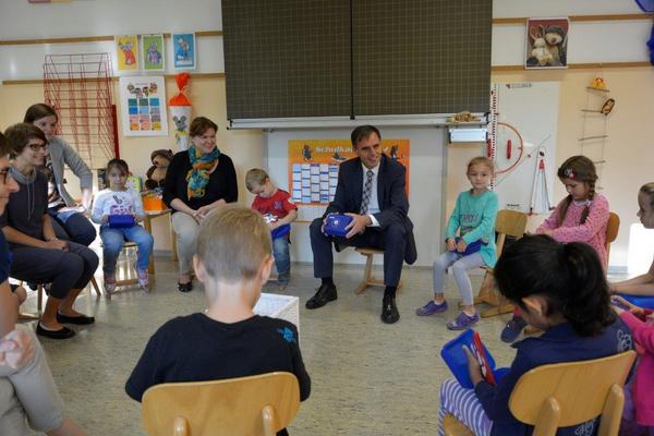 Öko-Pause Box an Grundschüler verteilt. Kinder, vermeidet Verpackungsmüll bereits in der Jause!