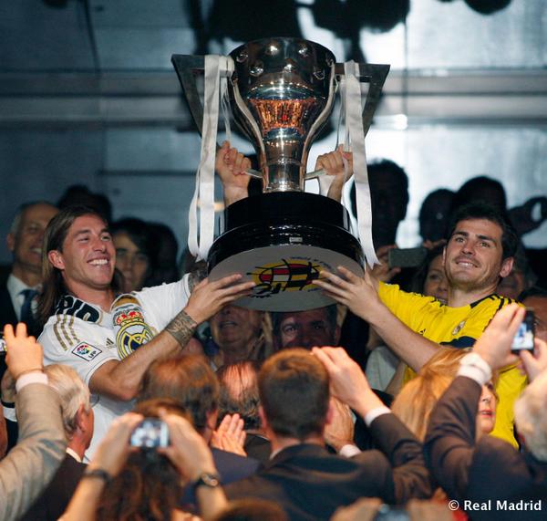 realmadrid's tweet photo. ¡Iker Casillas, 15 años en el primer equipo del Real Madrid! #HalaMadrid @CasillasWorld http://t.co/6qJqQAKuog