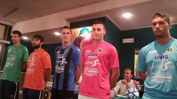 Mencisport's tweet photo. Imagen | El menciano Boyos ( @DavidMenci10 ) en la presentación de la equipación del Futsal Bisceglie italiano. http://t.co/auVHLPylc3