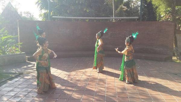 Tari Jaipong -- Ditarikan oleh Aisyah dr Malaysia, Vera dr Jerman, Nada dr Mesir dan Kim dr Philipine :)