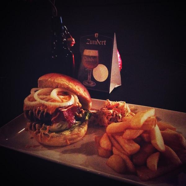 jackstilburg's tweet photo. Onze keuken is weer open! We hebben weer veel lekkere burgers op de kaart staan: http://t.co/fvpKtvAos5