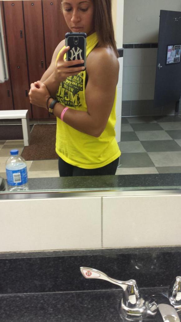 #flexfriday contribution

#fitfam #fitgirl #fitgirlcode #tgif #biceps #biceppeak