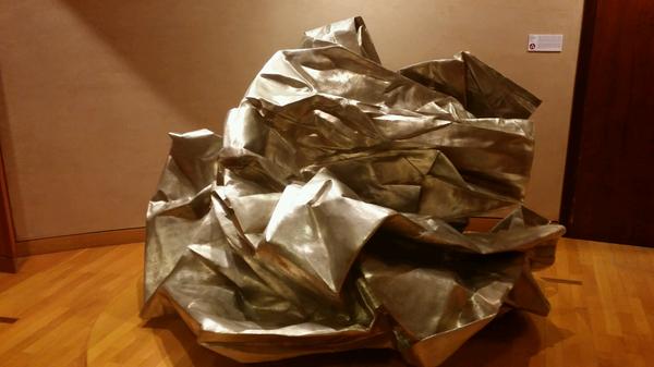 jerome_coumet's tweet image. Grande sculpture de Wang Du
Herald Tribune International
(Bronze imitant un journal froissé)
Fondation Sté Générale