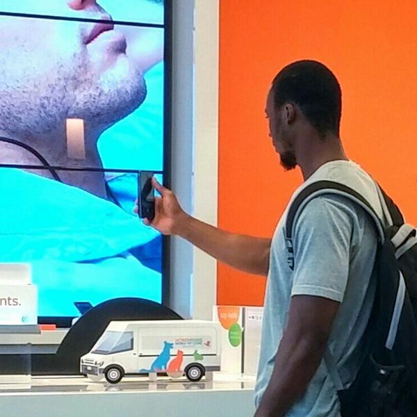 GotchaColima's tweet image. Taking selfies in a cellphone store....C'mon Bruh.  #selfieshooters #selfie #wewatching #gotcha