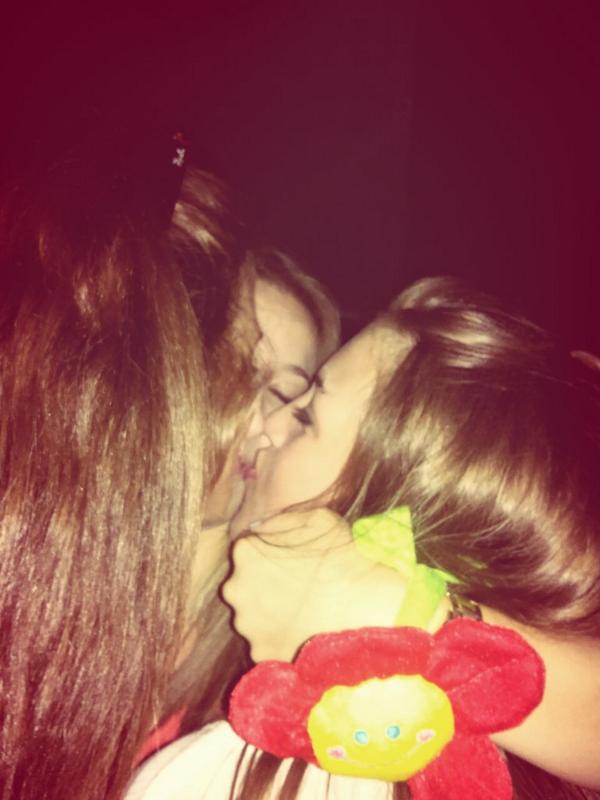 Yaniracerrillo's tweet photo. A tope ayer con mis niñas 🎶 💃 💖 #FDV14 http://t.co/vSzjhLESJ3