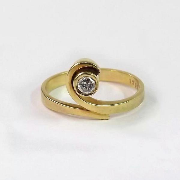 joyasarias's tweet photo. ...Esta vez en oro amarillo 18k y preciosa forma en espiral q abraza un brillante. http://t.co/FJdH7hC6Zq