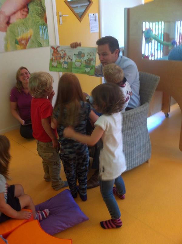 JoAnnesdeBat's tweet photo. 'Papa's lezen voor' is het thema van voorleesweek. Dus voorlezen op Tim's groep @Kibeozomerweg http://t.co/cA3CMnMQ9e