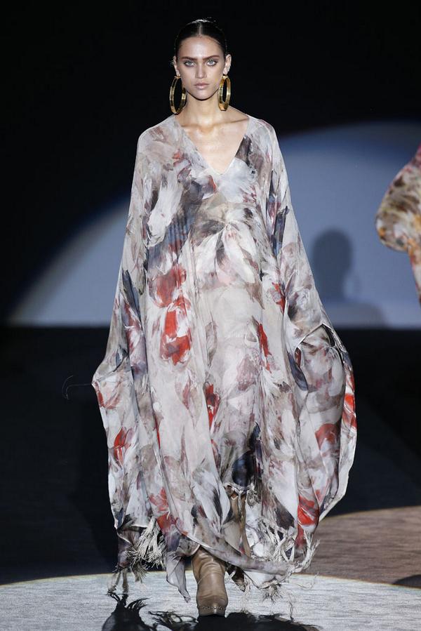 VogueSpain's tweet photo. Flecos, plumas, caftanes... Así ha sido el homenaje a México de @Roberto_Verino en #MBFWMadrid
http://t.co/FNfKNT3eTI http://t.co/NZqLc6eLEM