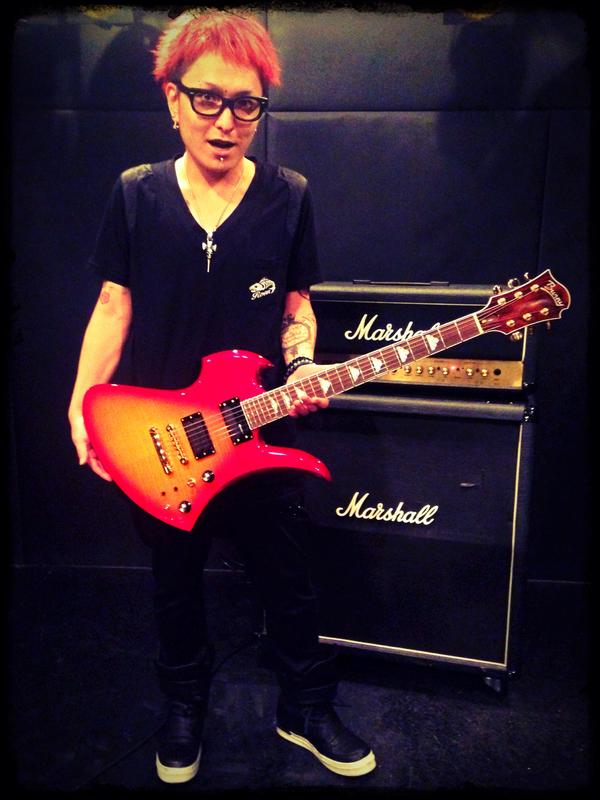 柩 Twitter પર ヒーローに会って来たのです Mg 340xを手にして音を出したのは今日が初めてで 中学生の頃からずっと憧れのギター あの頃の自分へ教えてあげたいな いつかそのギターを自分への御褒美として連れて帰れる日が来るよって Http T Co 6fllxnb9xc