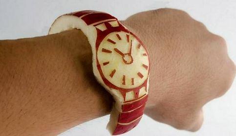 Techminology's tweet photo. El reloj manzana: la burla de un japonés al #AppleWatch arrasa en Twitter http://t.co/bsaPyPH4Ty http://t.co/0p1cqgfNtB
