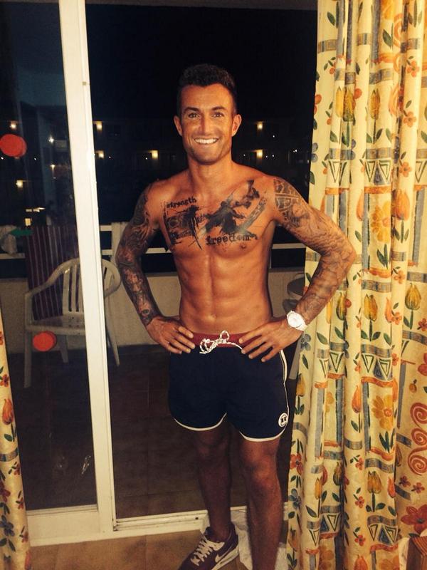 ShagalufKev's tweet photo. The season is coming to an end and still sporting the abs like slabs look oi oiii. #Magaluf #Kevd http://t.co/kJQ3JHK15R