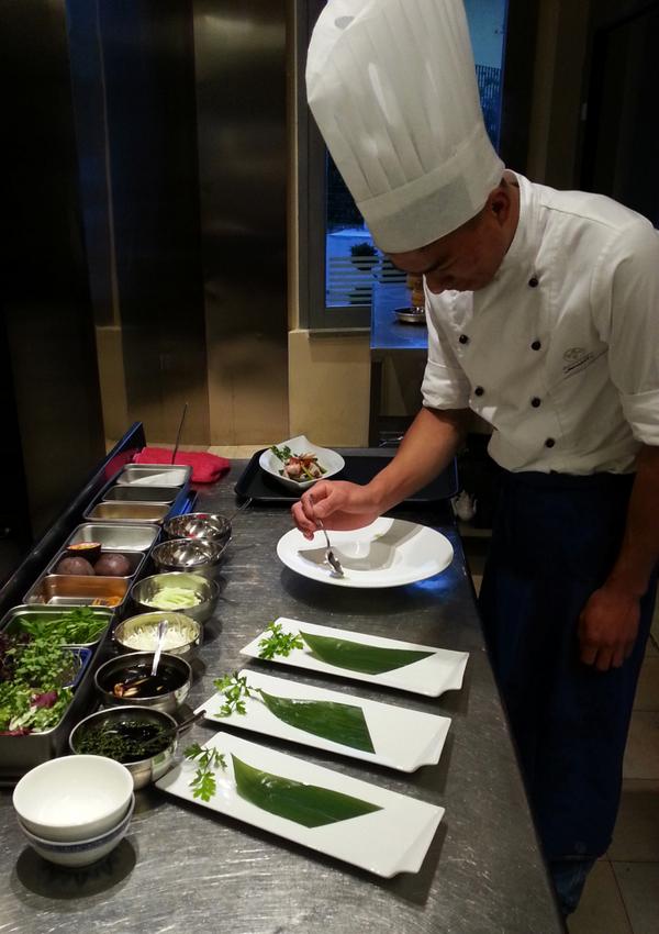 Scatti rubati durante l’impiattamento..
Perché anche i dettagli, da #KantonRestaurant, fanno la differenza.