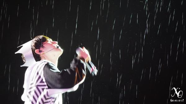 givemexoro's tweet photo. 140906 Singer Byun in the rain~ #BAEKHYUN #TLPinINA #LOSTPLANETinJAKARTA http://t.co/ZneqqeDfdv