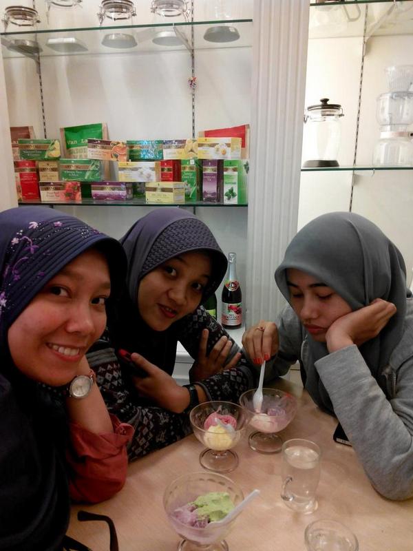 Menghibur adik <a href="/nikmahsofia/">Afi</a> yg sedang merindukan "purnama" nya hihihi <a href="/na_zahry/">zahrina</a> :-*