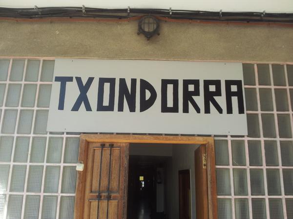 txondorragunea's tweet photo. Bihar (larunbata 13) irekiera ekitaldia izango da 11:00etatik aurrera. Etorri eta ezagutu Txondorra!
Karmengo Ama 60 http://t.co/8CDUBoZleb