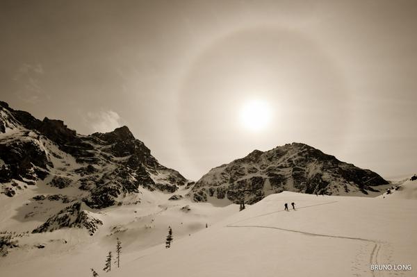 Photo of the Day: <a href="/GregHill2Mil/">Greg Hill</a> and Aaron Chance explore the Selkirks, shot by Bruno Long.