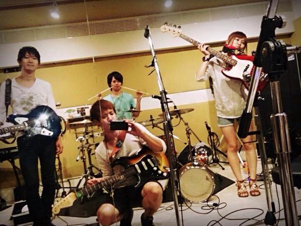 clover_glover's tweet photo. ラストスタジオ終わりました！なかなか楽しみですぞ！みんな15日は梅田Zeelaで待ってるねー(∩ˊ꒳​ˋ∩)‼︎ ちぇり http://t.co/Xl96al1jXj