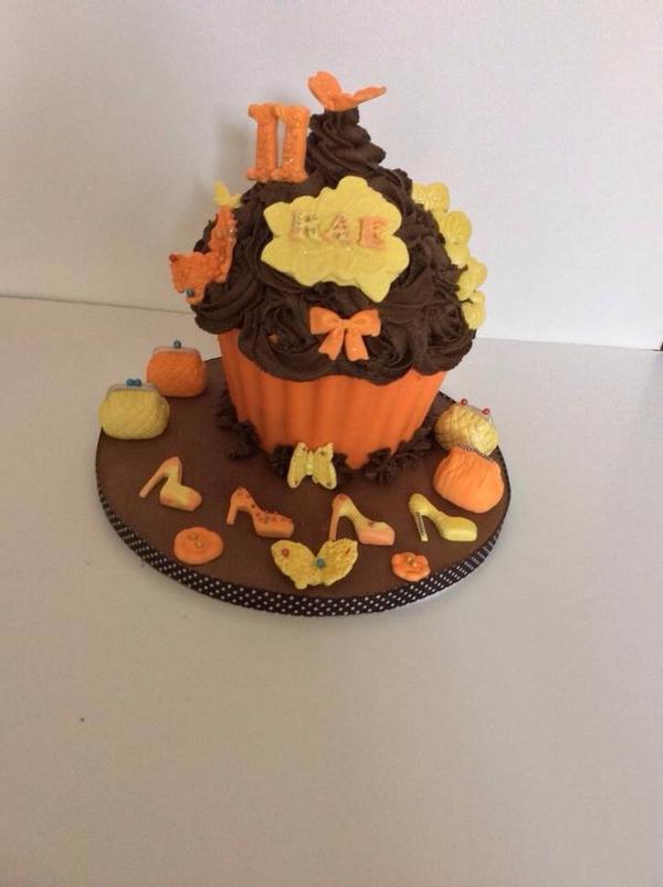 jakharr's tweet photo. Nutella chocolate giant cupcake http://t.co/YTQf8k4ZPE