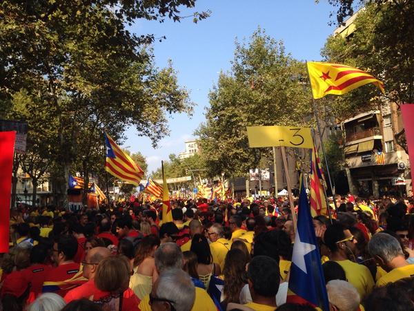 PlanasDani's tweet photo. #tram68 #11s2014 #Diada2014 #Araéslhora #StJoanAb #Ripollès http://t.co/o6KChSczUm