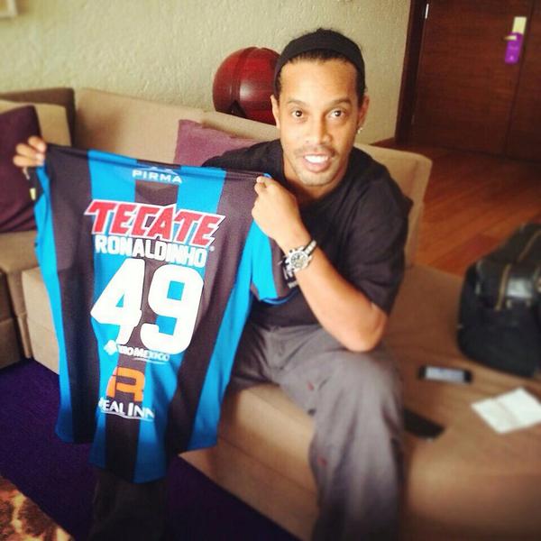 10Ronaldinho's tweet photo. Dia muito especial na minha carreira!! Muito motivado para esse novo desafio! #SiempreGallos #RonaldinhoEnMexico http://t.co/vwlAwW31n2