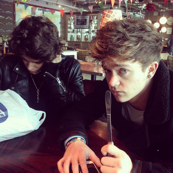 TheVampsband's tweet photo. #MTVEMA #NominateTheVamps http://t.co/DqiHZeBOWp