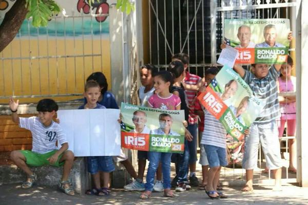 luizbrunororiz's tweet photo. #MutiraoDigital - Crianças manifestam apoio quando a carreata passa @IrisRezendegov @armandovergilio @deputadocaiado http://t.co/gHh8p24dAE