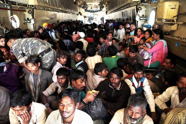 arshadsmohi's tweet photo. Rescued stranded flood victims being transported by IAF in Srinagar on Friday @InfoMumbai #RealHeroes http://t.co/XysvXUuxge