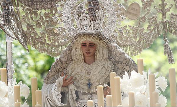 abcdesevilla's tweet photo. El Porvenir se viste de gala para la Virgen de la Paz (@HermandadPaz) http://t.co/mDoJKNQxfA vía @Sevilla_ciudad http://t.co/e3CsnYYVIJ