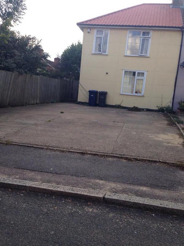 _omardinho's tweet photo. How has my brother just sent me pictures and videos of our old house back in London. http://t.co/SAm9nMA0sn