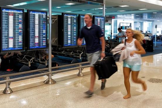 аэропорт стойка регистрации с людьми. путешествие аэропорт. бежит на самолет. опоздал на рейс самолета. опоздал на рейс самолета.