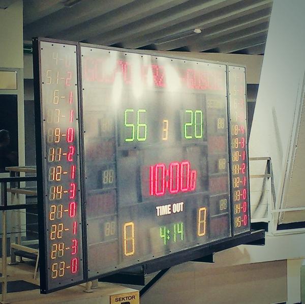 AZSUMCS's tweet photo. Wrzucamy wynik do przerwy ze zdjęciem, bo nie uwierzycie ;) #goAZS http://t.co/aY7xnvRKhr