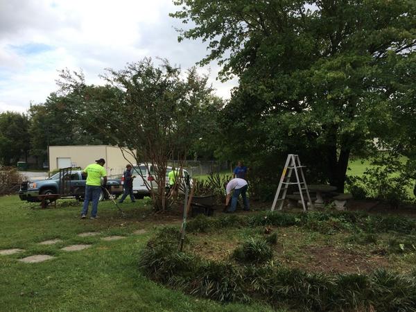 johncrooks1's tweet photo. The @scrippscomm folks have been working hard today serving @emeraldyouth outdoors! #ScrippsCSR http://t.co/UPfhXxlLq6