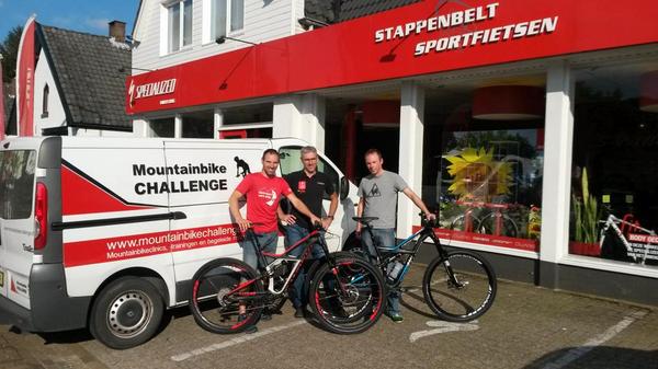 Wat een geweldige dag! Nwe <a href="/iamspecialized/">Specialized Bicycles</a> Enduro S-Works en Enduro Elite in ontvangst genomen van <a href="/StappenbeltSCS/">StappenbeltSCS</a>