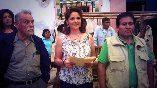 FestCultTepeaca's tweet photo. Entrega de reconocimientos a los  artesanos que estuvieron en el Tianguis de Arte.¡Gracias a todos los participantes! http://t.co/BkMJO2rMm7