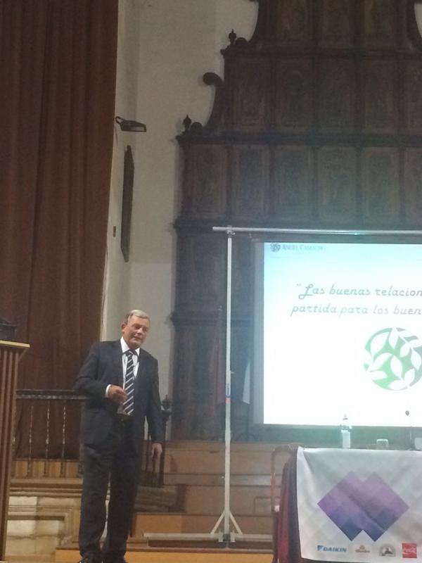 elquillodecadiz's tweet photo. en la VI jornadas de Caea @JorgeManasAvisb, nos habla de las relaciones proveedor,distribuidor .muy interesante http://t.co/S392c2MaWw