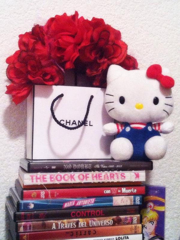 jutsu's tweet photo. Por fin escribo sobre ti. #TotalObsession #ClassicKittyForeva http://t.co/W8IVWP1qJJ