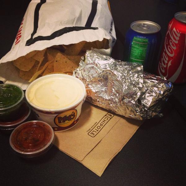 tjcerda's tweet image. Dinner of a champion😍😛😋😏👌#Deliciousness #ChipotleBurrito #MoesQueso #PicOfGreatness #FoodPorn
