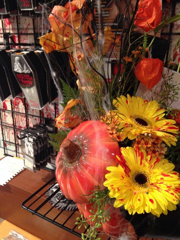 HalloweenKim's tweet image. Spooktacular flower arrangement from @JanicesGD