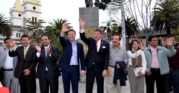 GADGuaranda's tweet photo. Foto oficial de la primera reunión de alcaldes y prefectos en Guaranda http://t.co/uQkGOChMok