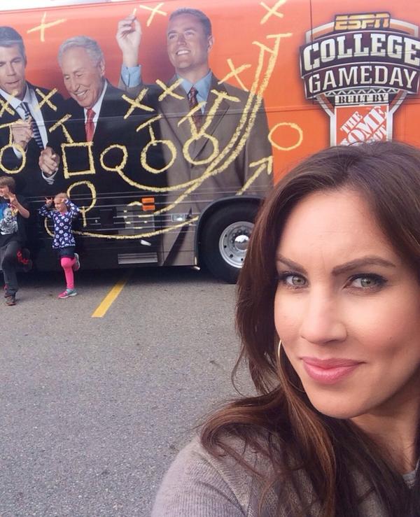 stephvilladavis's tweet image. Came all the way to Fargo ND to get a selfie with @KirkHerbstreit 😉 #collegegameday #uiwfootball #wordup #beatndsu